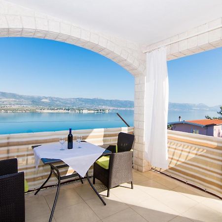 Holidays Apartments Slanada With Terrace And Sea View, Near The Beach & Town Trogir, Free Parking, Quiet Place On Peninsula Ciovo מראה חיצוני תמונה