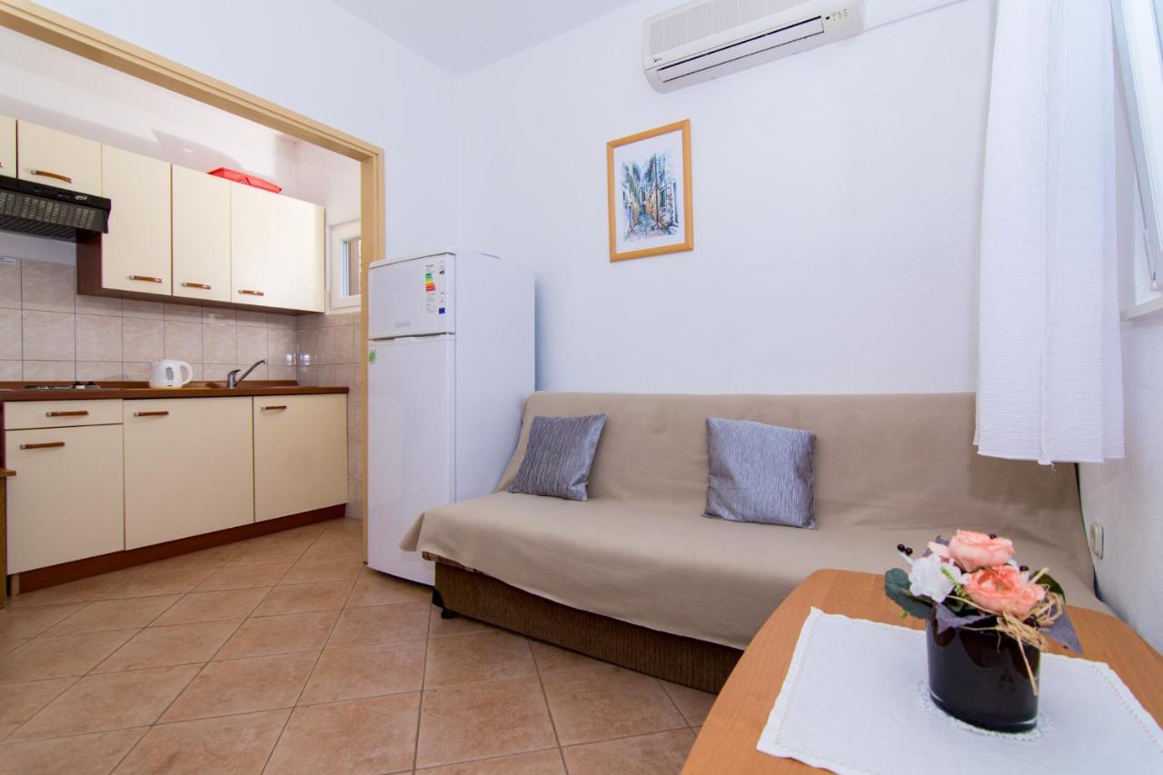Holidays Apartments Slanada With Terrace And Sea View, Near The Beach & Town Trogir, Free Parking, Quiet Place On Peninsula Ciovo מראה חיצוני תמונה