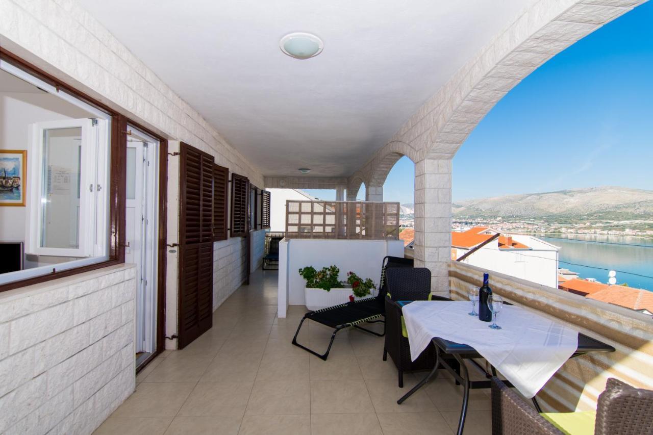 Holidays Apartments Slanada With Terrace And Sea View, Near The Beach & Town Trogir, Free Parking, Quiet Place On Peninsula Ciovo מראה חיצוני תמונה