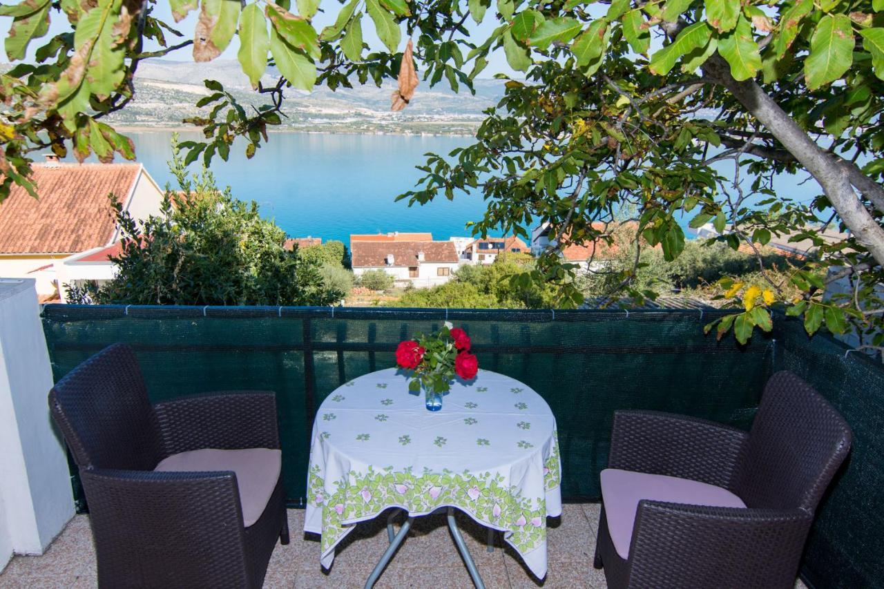 Holidays Apartments Slanada With Terrace And Sea View, Near The Beach & Town Trogir, Free Parking, Quiet Place On Peninsula Ciovo מראה חיצוני תמונה