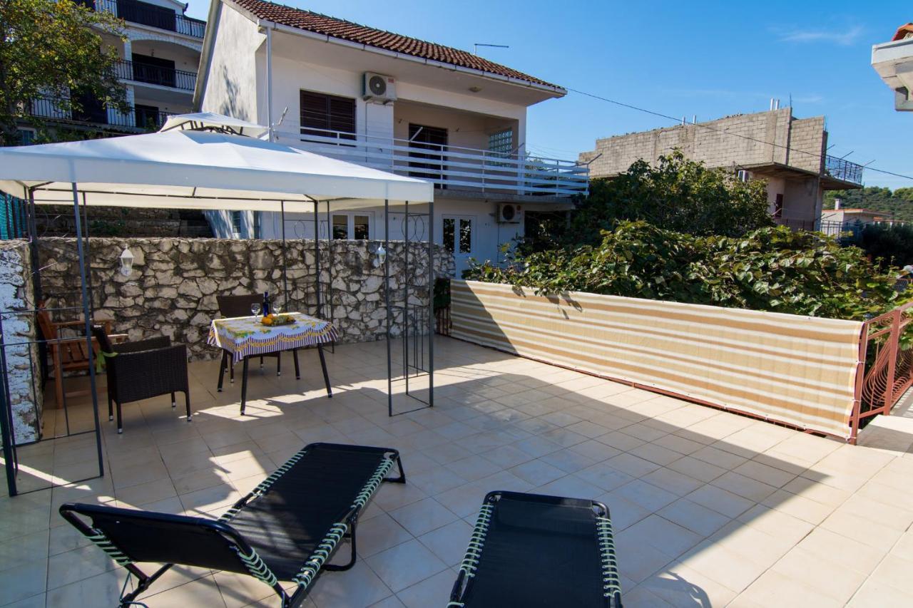 Holidays Apartments Slanada With Terrace And Sea View, Near The Beach & Town Trogir, Free Parking, Quiet Place On Peninsula Ciovo מראה חיצוני תמונה