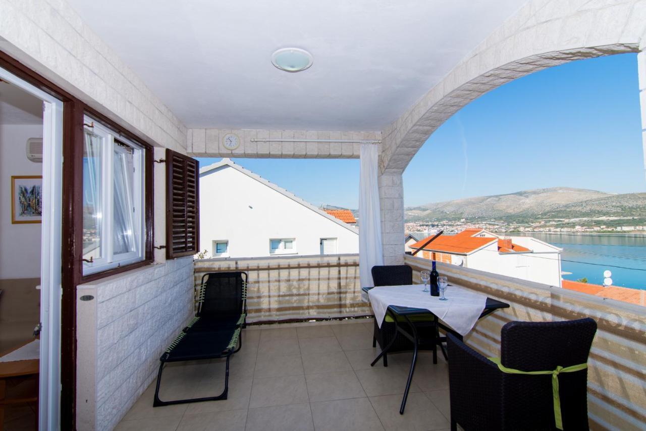 Holidays Apartments Slanada With Terrace And Sea View, Near The Beach & Town Trogir, Free Parking, Quiet Place On Peninsula Ciovo מראה חיצוני תמונה