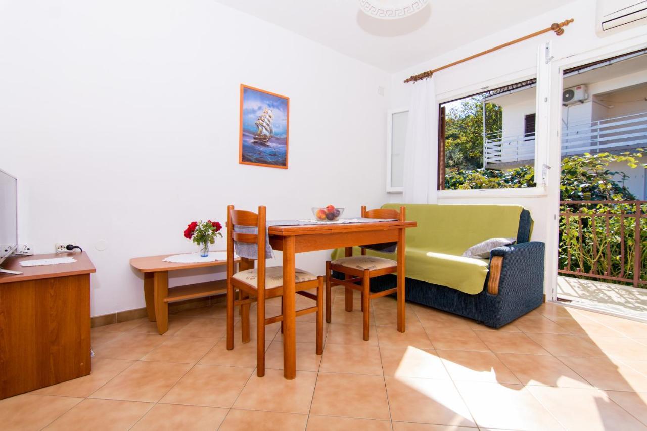 Holidays Apartments Slanada With Terrace And Sea View, Near The Beach & Town Trogir, Free Parking, Quiet Place On Peninsula Ciovo מראה חיצוני תמונה